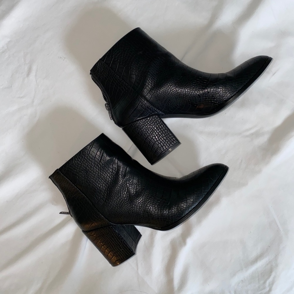 Steve Madden Faux Crocodile Skin Boots size 8.5